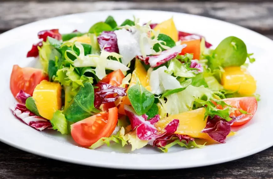 Ensalada Ligera: Prepara una Cena Saludable en 10 Minutos