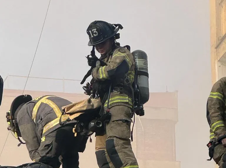 Incendio en Santiago: Bomberos luchan contra el fuego