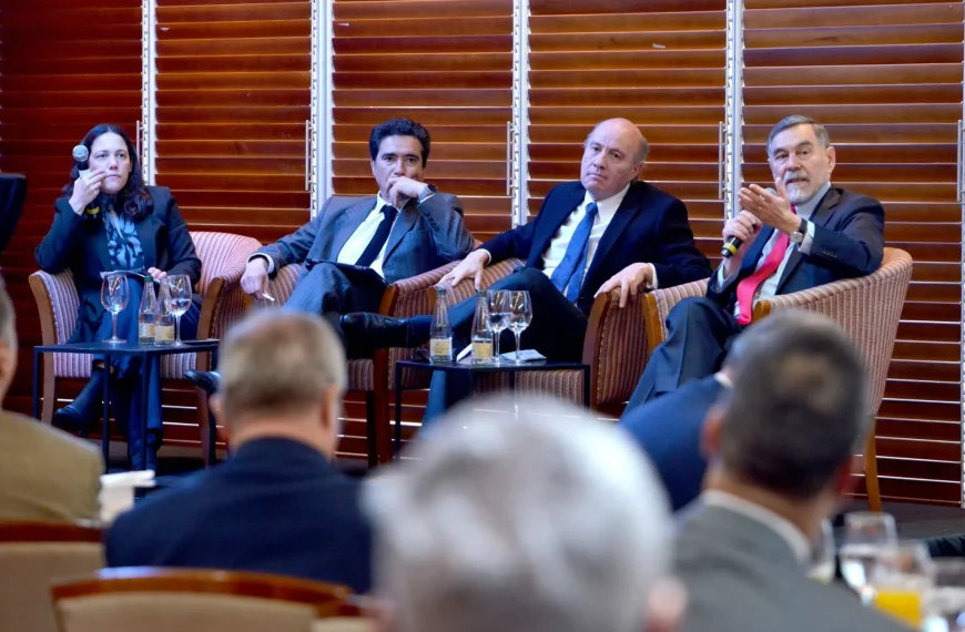 Seminario sobre el futuro económico de Chile: tres visiones