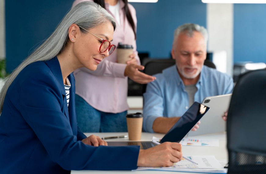 Re Emprende tu Vida: Impulsa tu Emprendimiento Senior