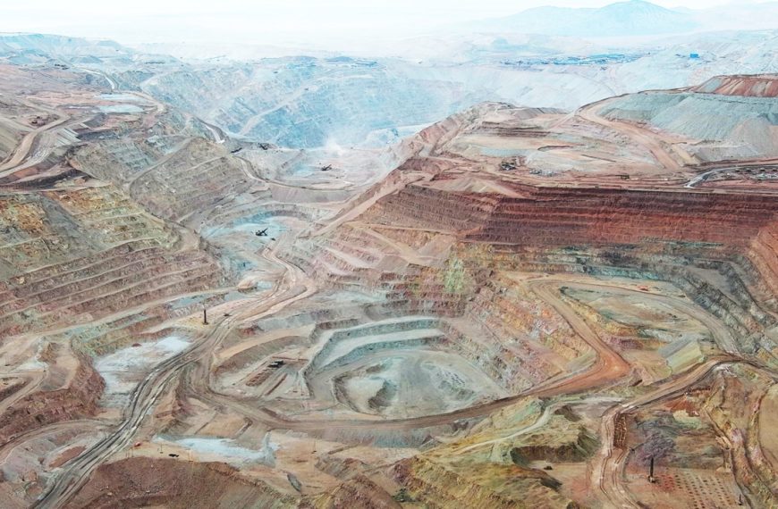 Mujeres en minería: ¿cómo los turnos extensivos afectan su permanencia?